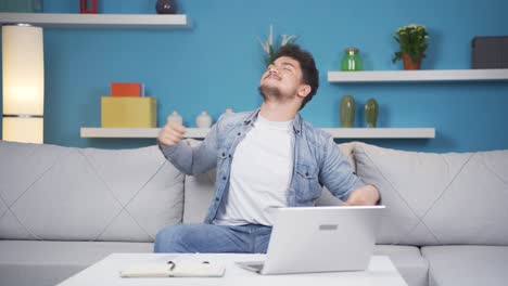 un hombre feliz y danzante lleno de alegría.