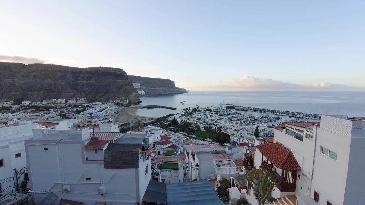 Panoramica di Puerto Mogán, chiamata "Piccola Venezia" a Gran Canaria, al mattino.