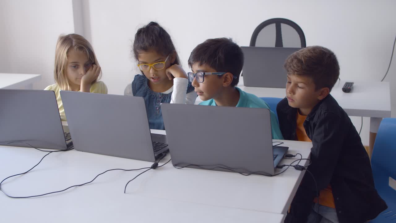 grupo de compañeros de clase haciendo una tarea juntos