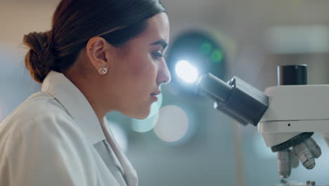 ciencia, investigación y mujer con microscopio
