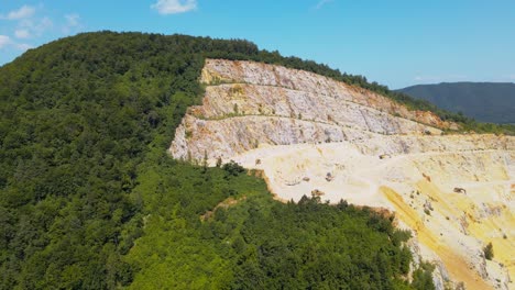 Atemberaubende-4K-Drohnenaufnahmen-Des-Steinbruchs-In-Der-Nähe-Von-Velenje-Im-Land-Slowenien