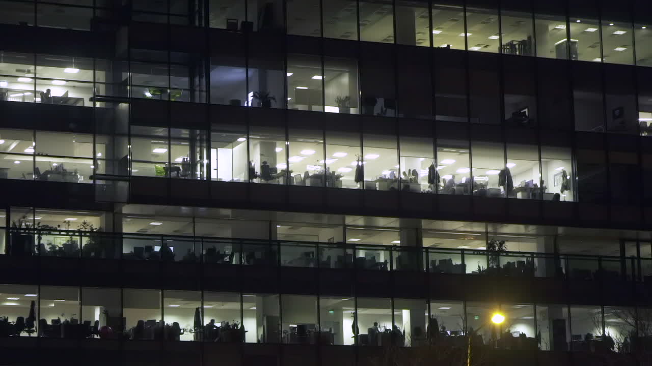 trabajando hasta tarde en la oficina