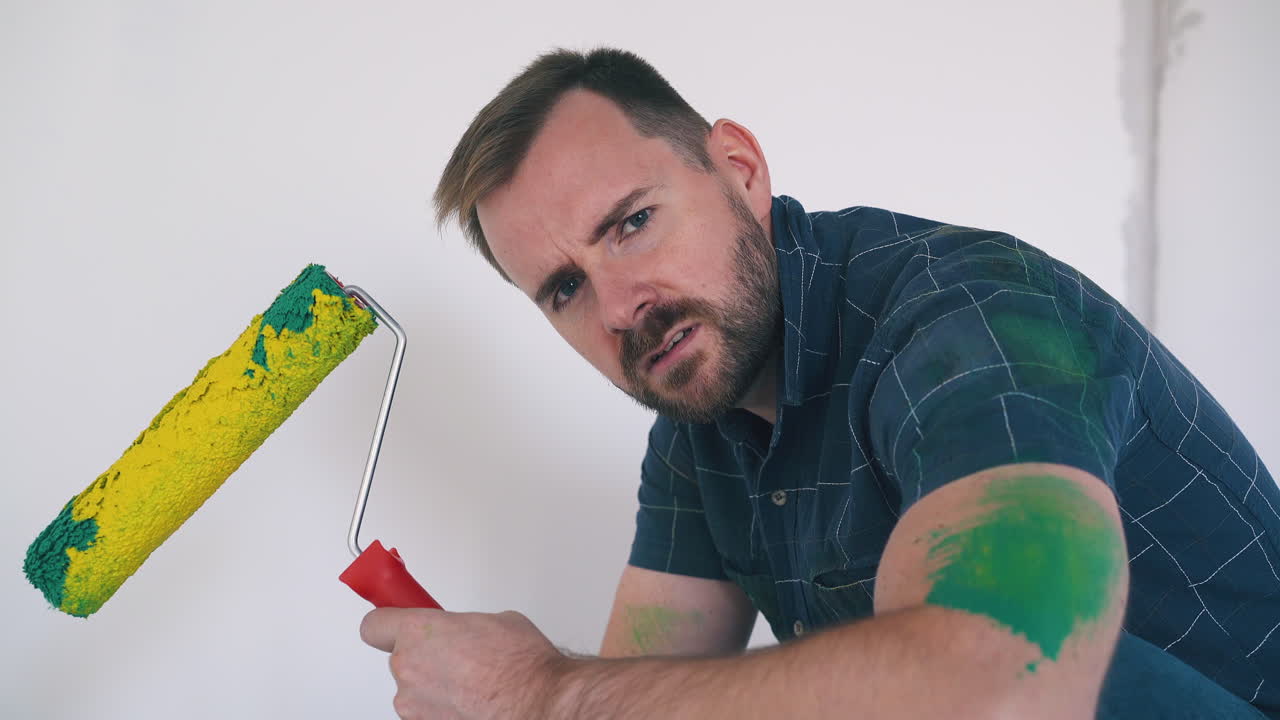 constructor emocional muestra rodillo con pintura amarilla en la habitación