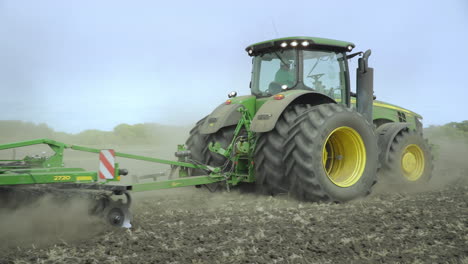 Ackerschlepper-Pflügt-Feld.-Bebautes-Feld.-Landwirtschaftliche-Geräte