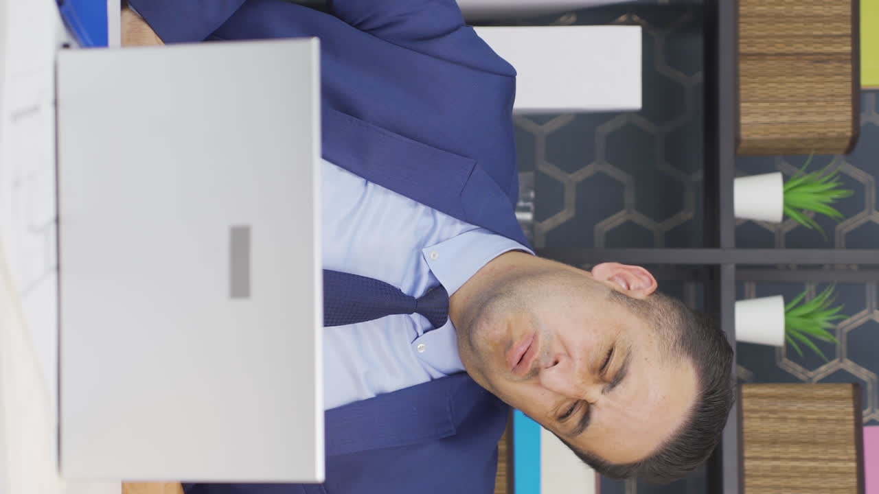 video vertical de un hombre de negocios con dolor de estómago.