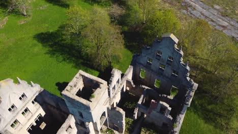 Perspectiva-Del-Ojo-Del-Dron:-Revelando-Los-Restos-De-Una-Antigua-Iglesia-En-Un-Día-Soleado-En-Haapsalu---4k