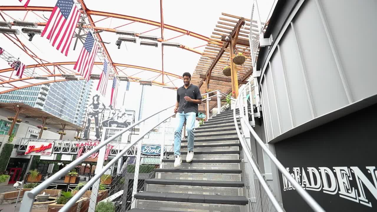 젊은 남자가 도시의 계단을 뛰어 내려간다