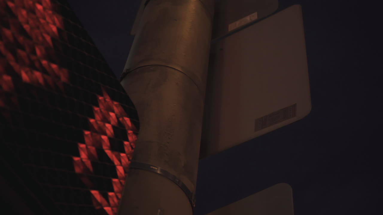 disparo de ángulo bajo de una cuenta atrás de un cruce de peatones