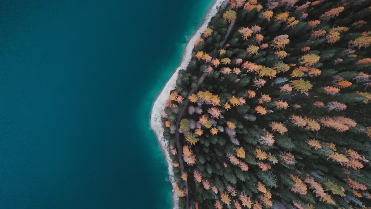 4k otoño drone aéreo lago di braies pragser wildsee dolomitas italia 2022