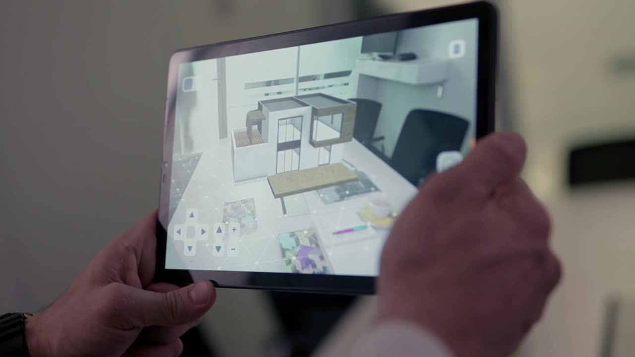 persona que utiliza una tableta para el diseño de una casa virtual