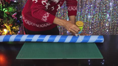 cubriendo parte de un caramelo gigante con pegamento, decoración con temática navideña