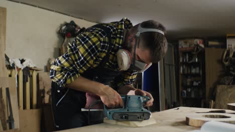 trabajador de la madera que lijaba madera con una lijadora de correa