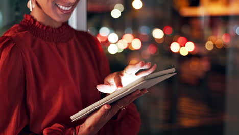 Schwarze-Frau,-Hände-Und-Tablet-In-Der-Nacht