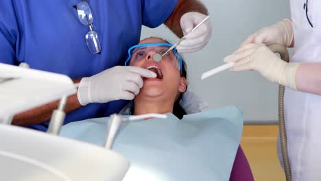dentista examinando los dientes de un paciente