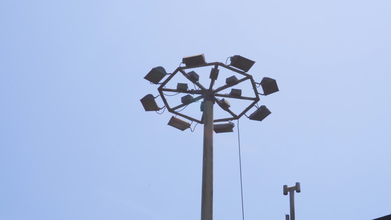 4k에서 낮에 거리에서 몇 개의 플래드라이트의 클로즈업