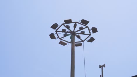 primer plano de varios reflectores en la calle durante el día en 4k