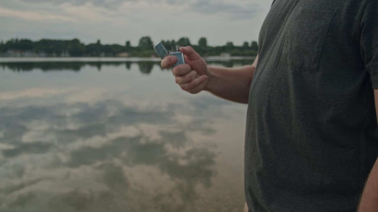 호수에서 라이터에 불을 붙이다