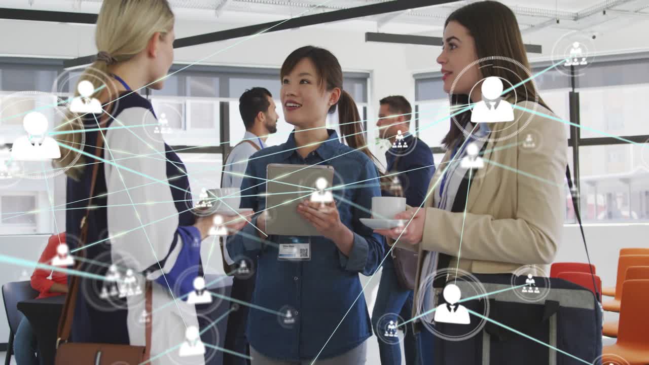 ラウンジでタブレットを囲んで談笑する3人の女性。ビジネスネットワークのために、グループの上にユーザーアイコンが表示されている。