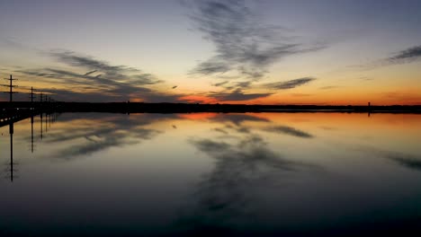 lago espejo hermoso reflejo con superficie de ruptura de peces