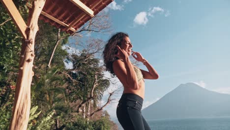 hermosa mujer india bailando y sintiéndose libre y feliz, primer plano de mano