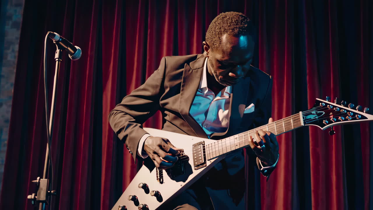 Sahnede Elektro Gitar Çalan Adam