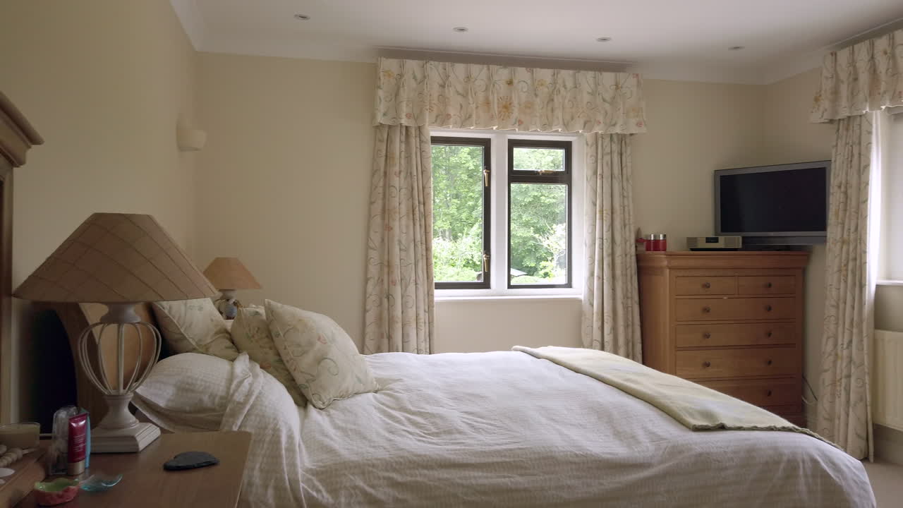 панорама спальни в семейном доме слева направо