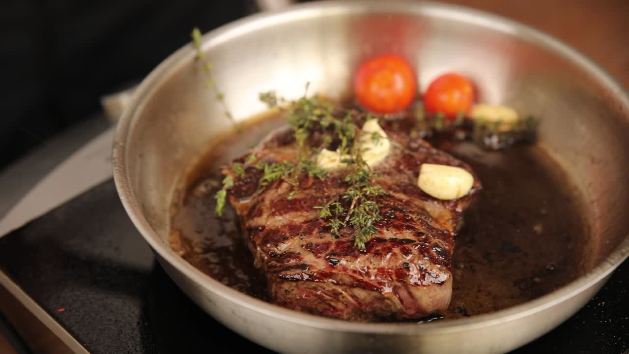 판에 스테이크를 요리하는 것