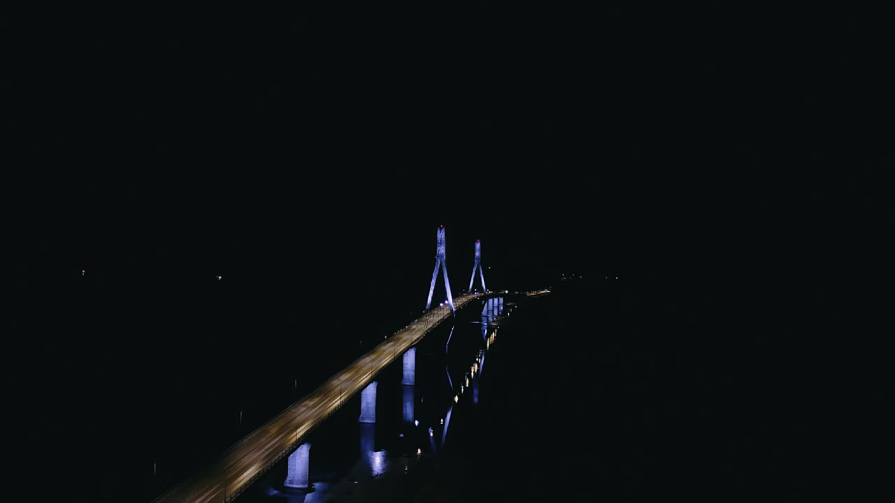 puente de cables vacío por la noche, vista aérea de un avión no tripulado, luz azul iluminada