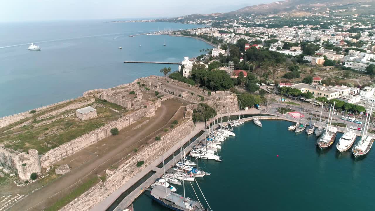 revelando el castillo de neratzia en el puerto y la ciudad de kos en grecia europa