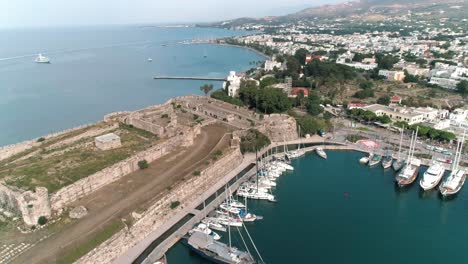 Enthüllung-Der-Burg-Neratzia-Am-Hafen-Und-Der-Stadt-Kos-In-Griechenland,-Europa