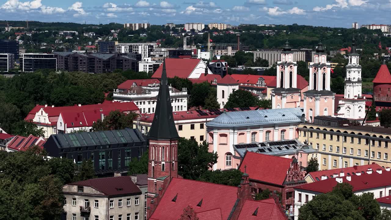 Vista aerea del centro storico di Kaunas, in Lituania, con tetti rossi, campanili barocchi e architettura storica in una limpida giornata estiva