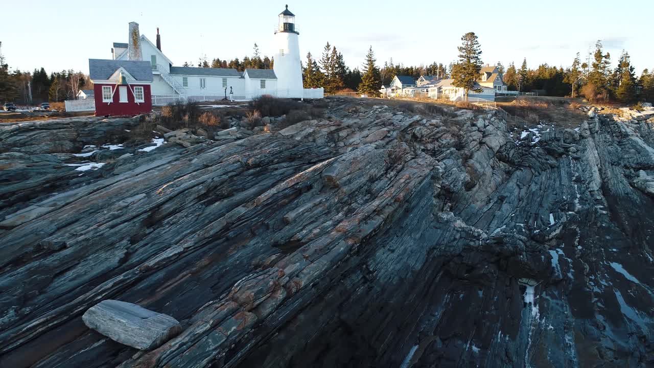 Mies kävelemässä kivien ohi Curtis Islandin majakalla Camdenissa, Mainessa, Yhdysvalloissa