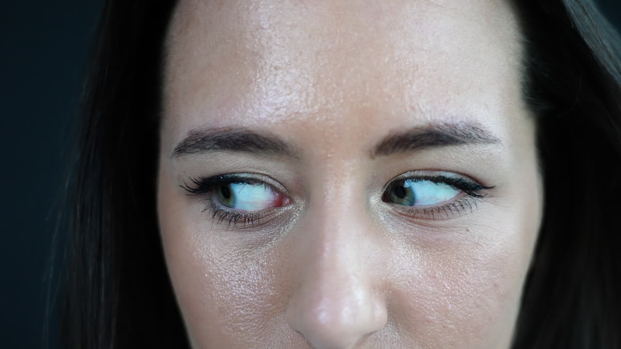 카메라와 왼쪽과 오른쪽을 바라보는 아름다운 초록색 눈을 가진 젊은 여성의 초상화