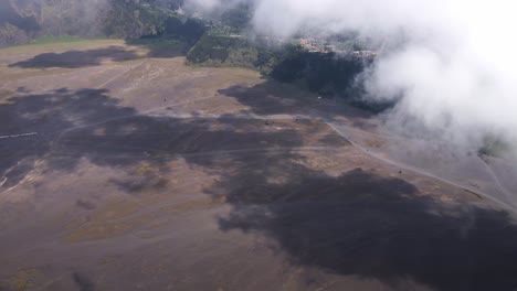 Gleiten-Sie-über-Die-Wolken-Und-Bestaunen-Sie-Das-ätherische-Sandmeer-Der-Bromo-Caldera