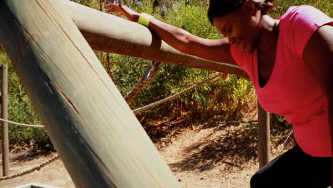 mujer haciendo ejercicio en equipos al aire libre durante una carrera de obstáculos