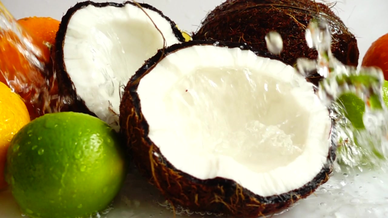Polpa di cocco succosa tra frutti tropicali. Movimento rallentato.