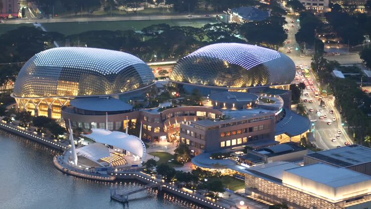 Singapore, 12 luglio 2022: l'Esplanade di notte.