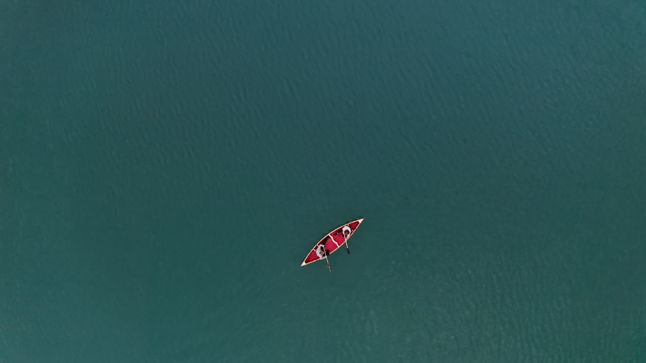 vista aérea de una canoa en un lago
