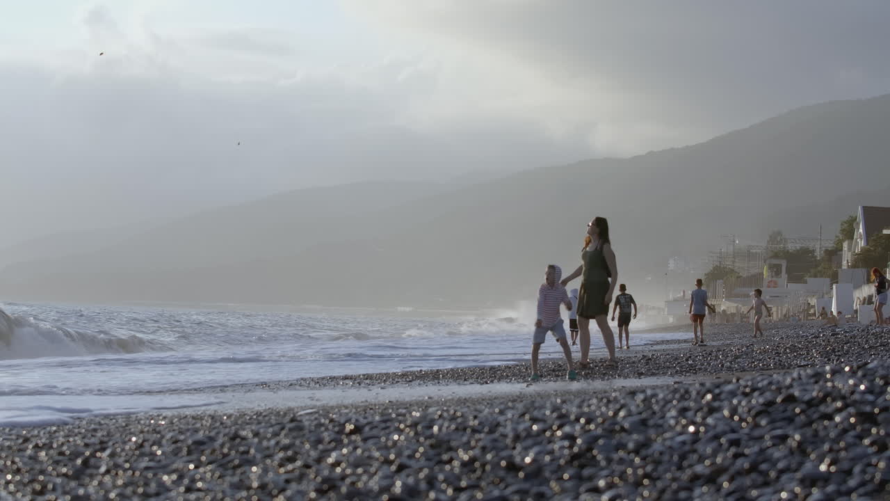 해가 지면 해변을 즐기는 가족