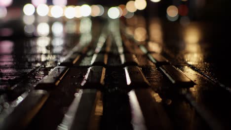 夜の雨でれた道路での交通