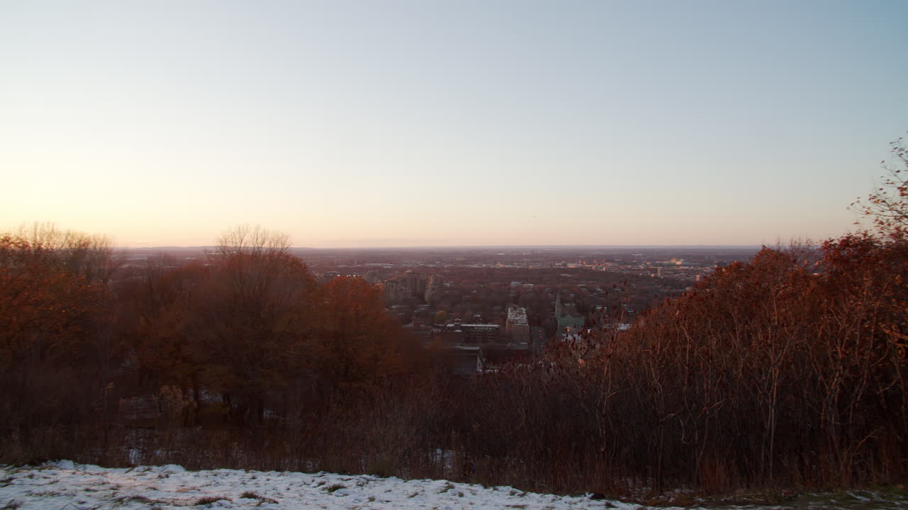 Näkymä Mount-Royalilta auringonlaskun aikaan Montrealin yliopiston läheltä, Montrealissa, Quebecissä, Kanadassa.