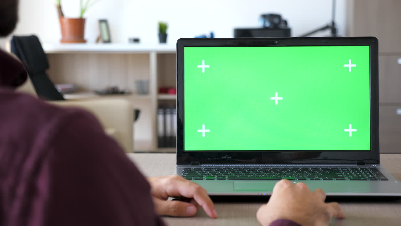 portátil con pantalla verde