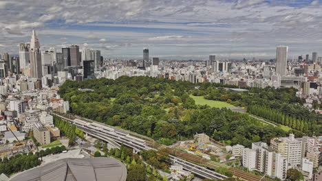 tokio japón aerial v205 drone flyover sendagaya capturando la línea de ferrocarril del metro, el paisaje comercial del centro de la ciudad y los parques urbanos recreativos en un hermoso día - filmado con mavic 3 pro cine - octubre 2023