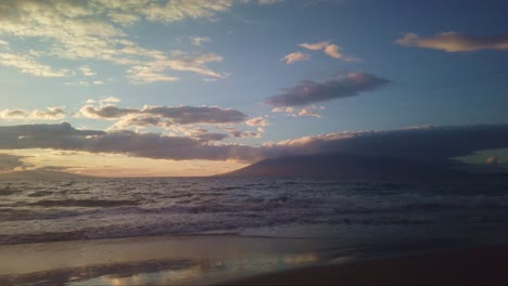 Toma-Panorámica-Amplia-Con-Cardán-De-La-Playa-De-Wailea-Al-Atardecer-En-El-Sur-De-Maui-Con-El-Oeste-De-Maui-Y-La-Isla-Privada-De-Lanai-En-La-Distancia