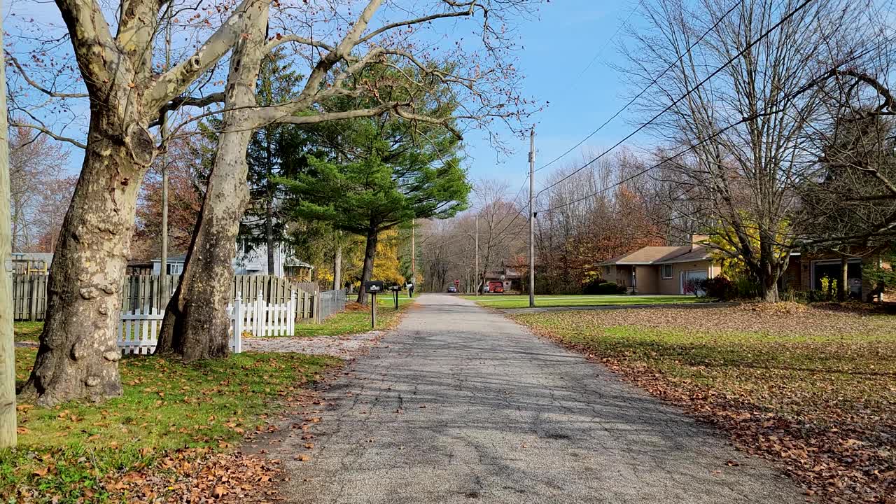 자갈길에 떨어진 낙엽