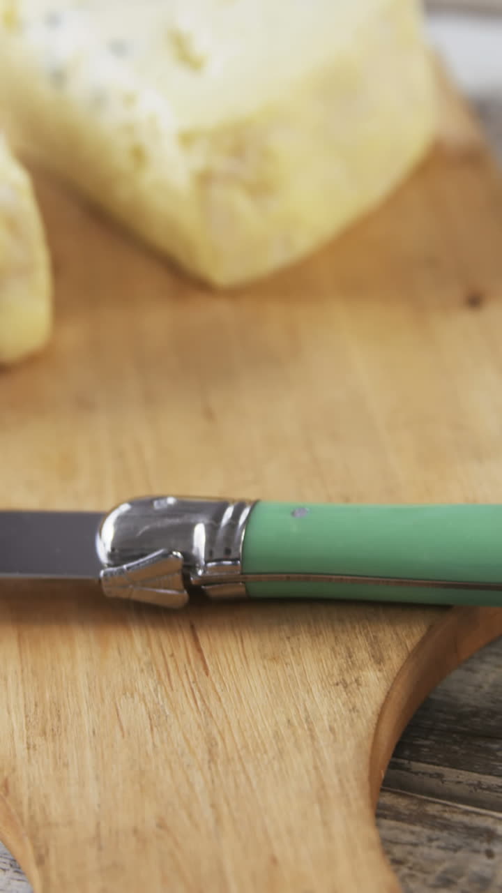rebanadas de queso con cuchillo