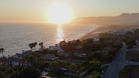 vuelo de la noche dorada de bienes raíces exclusivos en la playa de malibu, ca