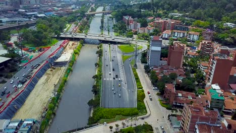 Toma-Aérea-De-Carreteras-Transitadas-En-Medellin,-Pueblo-Paisa-Conquistadores