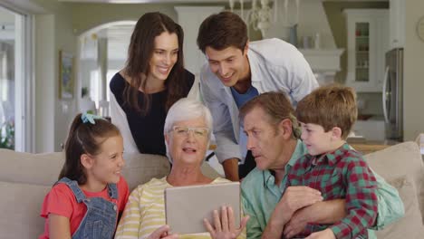 la familia pasa tiempo juntos en casa