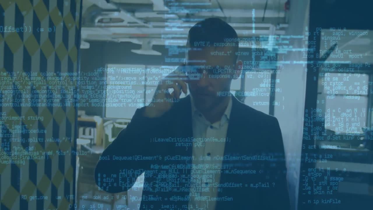animación de lenguaje informático en hombre de negocios caucásico hablando por teléfono celular mientras camina en la oficina.